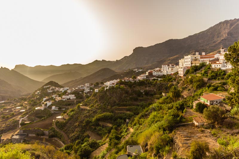 Panorámica de Tejeda, pueblo pintoresco de montaña en Gran Canaria, al atardecer