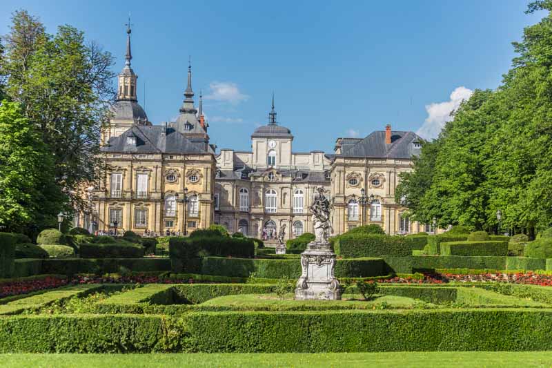 Palacio Real de La Granja de San Ildefonso: Patio de la Herradura y jardines vistos desde la Fuente de la Fama