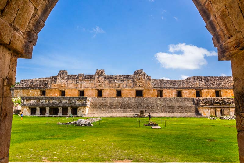 Zona Arqueológica de Uxmal, Yucatán, México. Cuadrángulo de las Monjas - Acceso principal y Edificio Norte