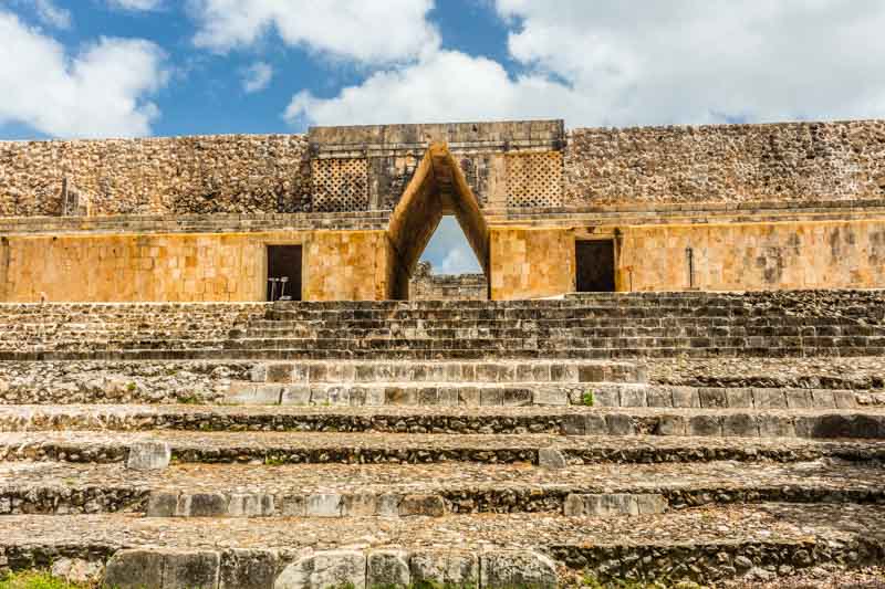 Zona Arqueológica de Uxmal, Yucatán, México. Entrada principal al Cuadrángulo de las Monjas
