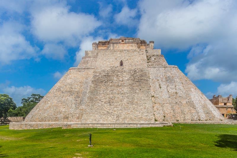Zona Arqueológica de Uxmal, Yucatán, México. Pirámide del Adivino. Fachada Este