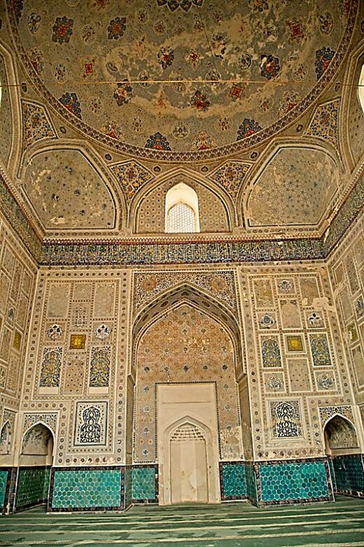 Centro histórico de Shahrisabz, Uzbekistán. Patrimonio Mundial UNESCO 885. Complejo Dor at-Tilyavat: interior de la Mezquita Ko'k Gumbaz con azulejos originales.