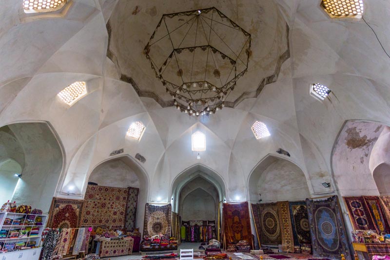Bujará, Uzbekistán: Abdullah Khan Tim, edificio comercial de la ruta de la seda, donde ahora se venden alfombras