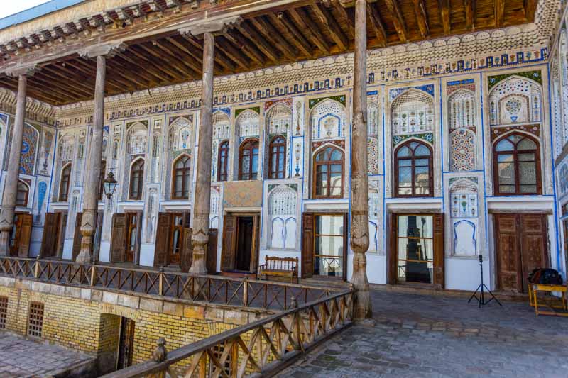 Antigua casa uzbeca, estilo túrquico con influencia rusa en Bujará, Uzbekistán