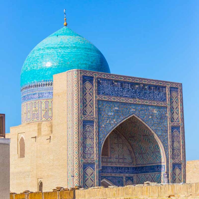 Bujará, Uzbekistán: La cúpula y el pishtaq interior de la mezquita Kalyon