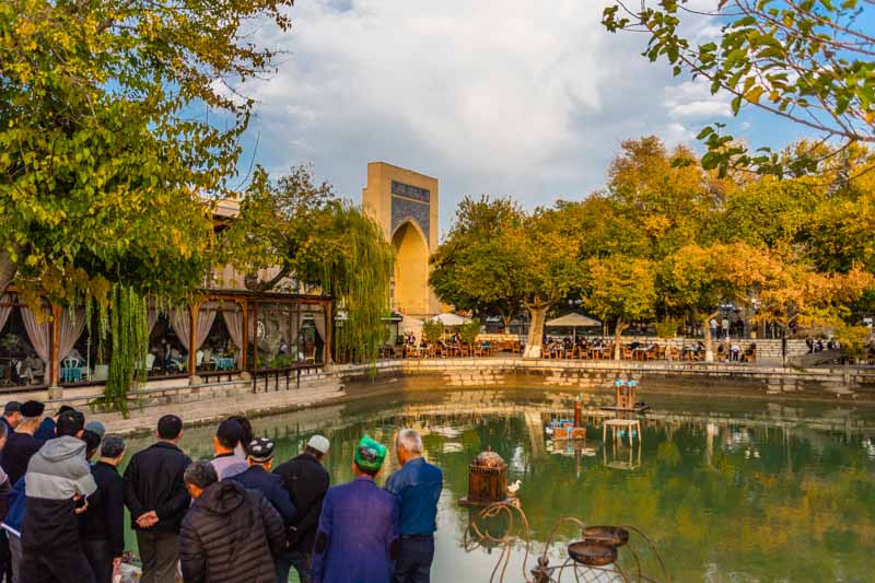 Bujará, Uzbekistán: Lobi hovuz, devonbegi. Plaza central con estanque
