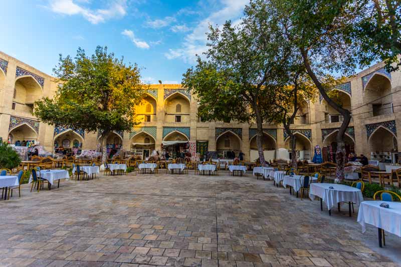 Bujará, Uzbekistán: patio interior de la Madrasa Nodir Devonbegi