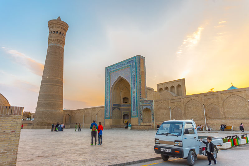 Gran mezquita antigua y minarete histórico de la ruta de la seda en Bujará, Uzbekistán. Decorados con motivos geométricos y azulejos de colores.