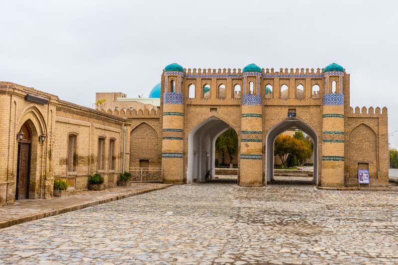 Khiva, Uzbekistán: Puerta Norte de la muralla de Dishon Qala. Puerta doble para facilitar el tránsito de entrada y salida a la ciudad.