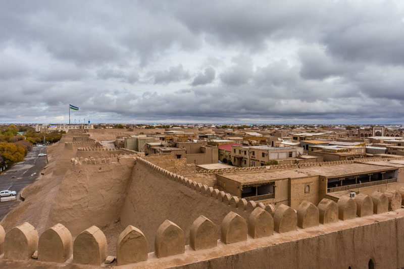 Khiva, Uzbekistán: Vista de la muralla y la zona noroeste de Ichon Qala desde Ko'hna Ark .