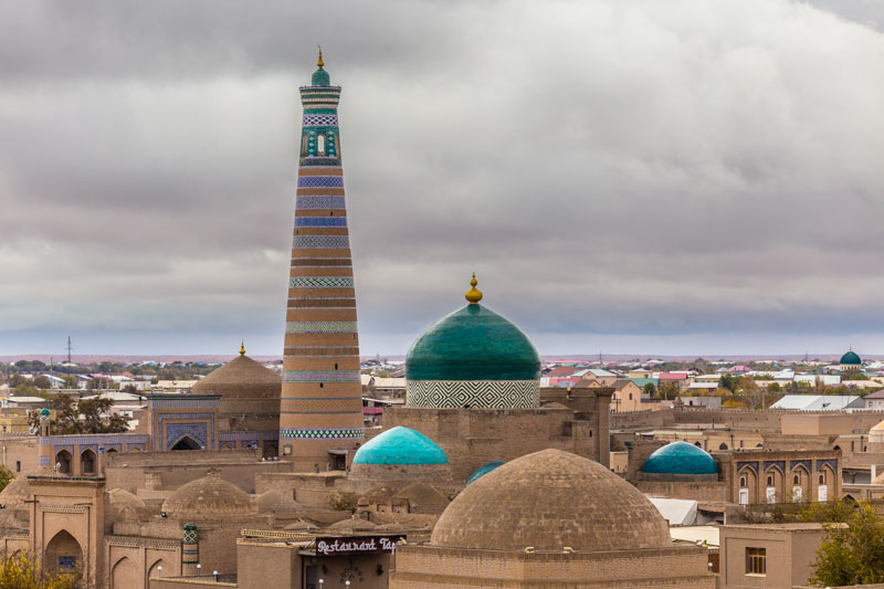 Khiva, Uzbekistán: Vista panorámica de Jiva desde la fortaleza Koh'na Ark, con el Minarete Islom Xoja y el Mausoleo Pahlavan Mahmud