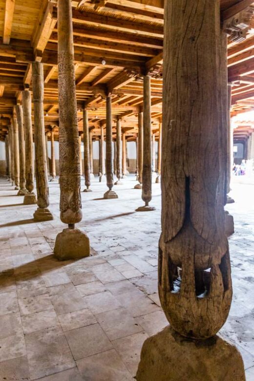 Khiva, Uzbekistán: Mezquita del Viernes. Una de las más antigua columnas de madera tallada, del s. XI.