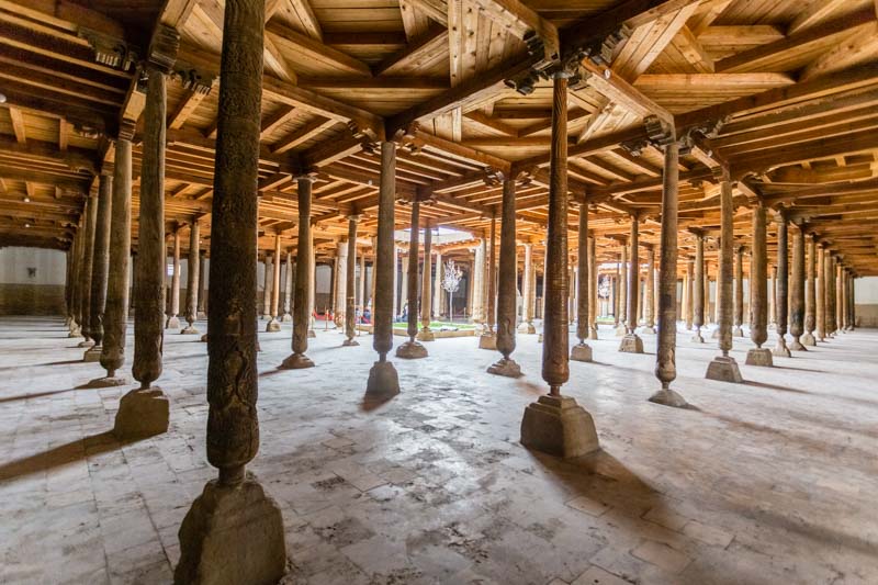 Mezquita antigua del s. XI construida con columnas talladas de madera en ciudad de la ruta de la seda, Jiva, Uzbekistán, Asia Central