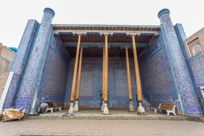 Khiva, Uzbekistán: fortaleza real Koh'na Ark, mezquita de verano, con iwan de tres columnas de madera y preciosos azulejos azules