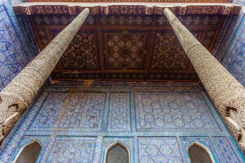 Khiva, Uzbekistán: fortaleza real Koh'na Ark, iwan de la sala del trono, con columnas de madera talladas y preciosos azulejos