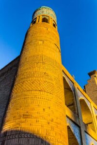 Khiva, Uzbekistán: Madrasa de Kutlug Murad Inaq. Guldasta, torre en forma de minarete con motivos geométricos en ladrillos. Ruta de la Seda.
