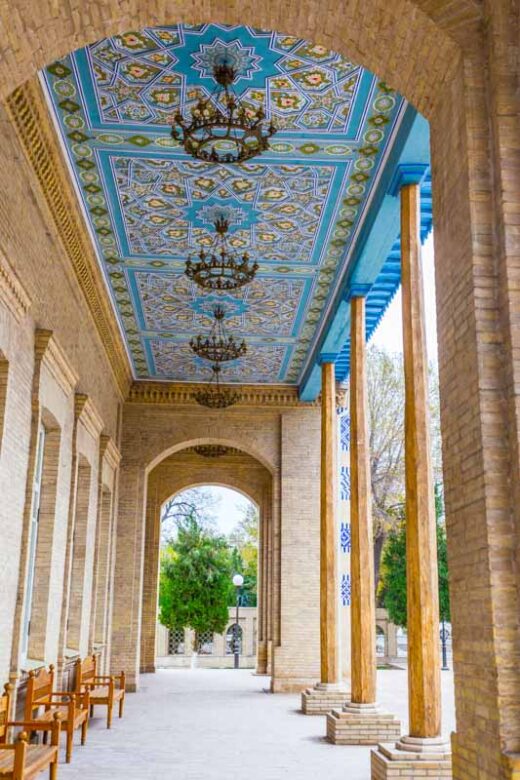 Khiva, Uzbekistán: Palacio Nurullaboy, galería con decoración oriental de colores