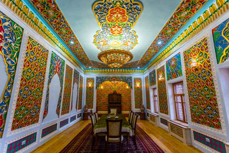 Khiva, Uzbekistán: Palacio Nurullaboy, sala con decoración profusa de colores