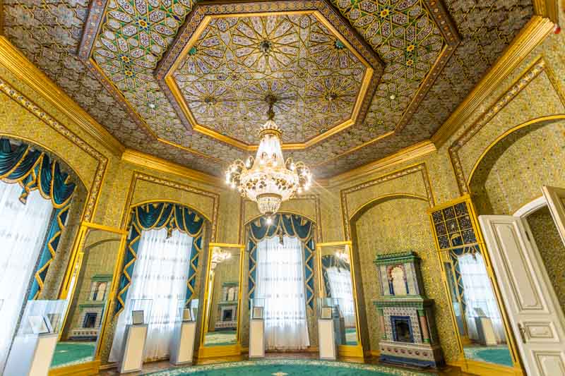 Khiva, Uzbekistán: Palacio Nurullaboy, gran sala octogonal con profusa decoración de estilo árabe y chimenea rusa
