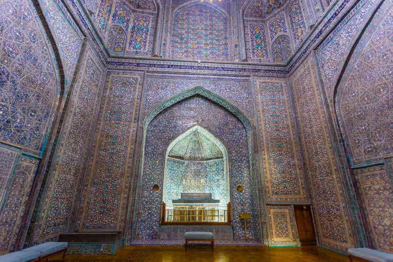 Mausoleo sufí islámico totalmente decorado con azulejos azules con motivos geométricos en ciudad de la ruta de la seda, Jiva, Uzbekistán, Asia Central