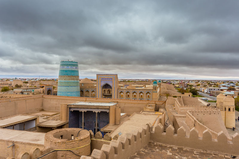 Khiva, Uzbekistán: Vista panorámica de Jiva desde la fortaleza Koh'na Ark, con el salón del trono de la fortaleza, Kalta Minor y Madrasa de Mohammad Amin Khan