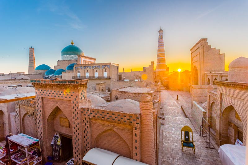 Vista del centro histórico de la Jiva, ciudad de la ruta de la seda, en Uzbekistán, al amanecer.