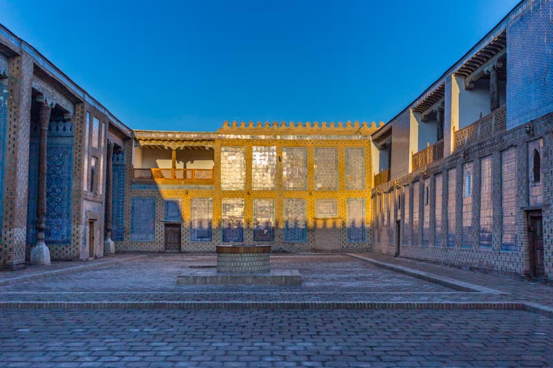 Khiva, Uzbekistán: Harén del Palacio Toshhovli al amanecer, cuando centellean los azulejos. Ruta de la Seda.