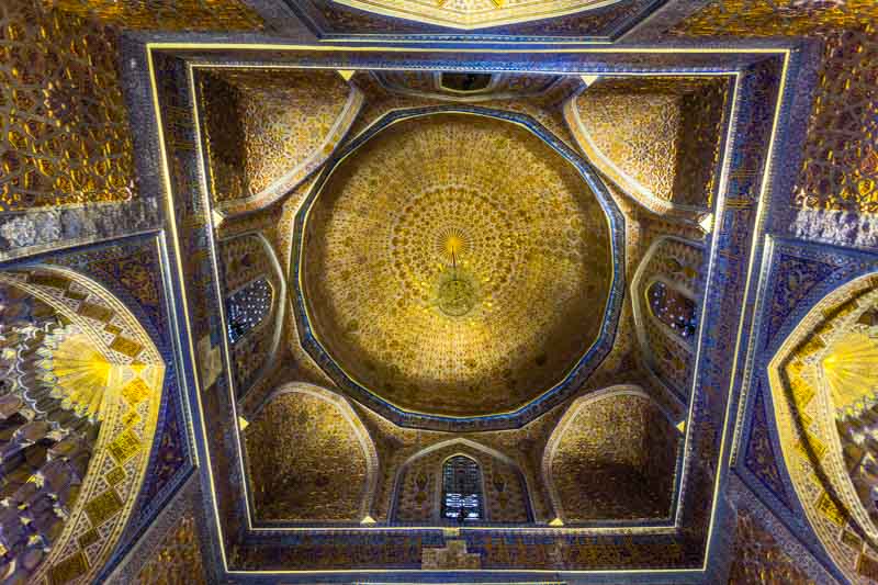 Samarcanda, Uzbekistán: Cúpula de la sala dorada del Gur-e-Amir, donde se encuentran las tumbas de Amir Timur (Tamerlán) y su familia. Cúpula circular inscrita en un cuadrado decorada con azulejos dorados