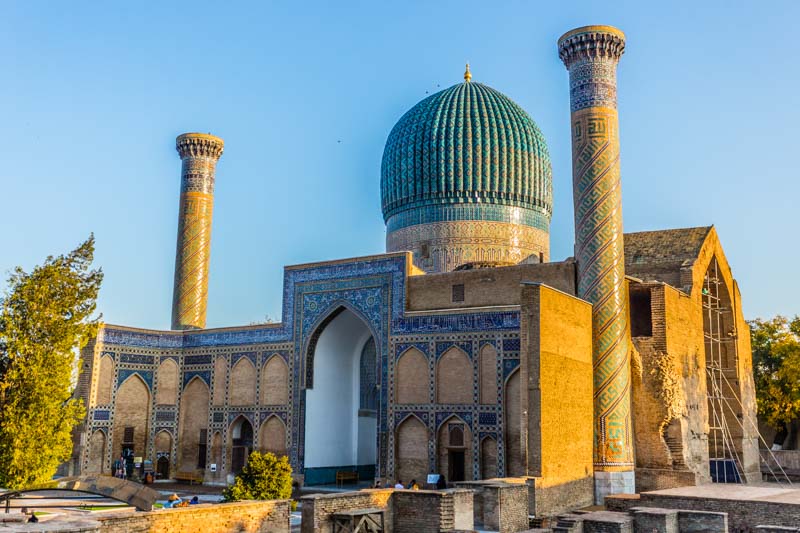 Gur-e-Amir, mausoleo de Amir Timur (Tamerlán) en Samarcanda, Uzbekistán. Edificio decorado con azulejos con gran cúpula turquesa con nervaduras