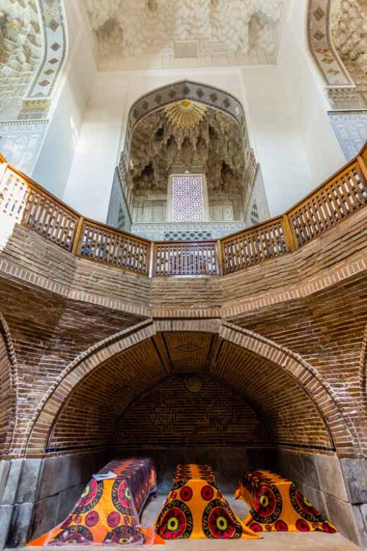 Interior del Mausoleo de Bibi Janum en Samarcanda, Uzbekistán.