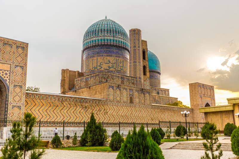 Mezquita de Bibi Khanum, arquitectura islámica de la ruta de la seda, Asia Central, época timúrida con cúpulas turquesas, al atardecer