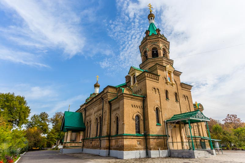 Iglesia ortodoxa rusa de San Alexis, construida en 1909 en estilo neobizantino con ladrillo y tejados verdes, en la ciudad rusa de Samarcanda, Uzbekistán