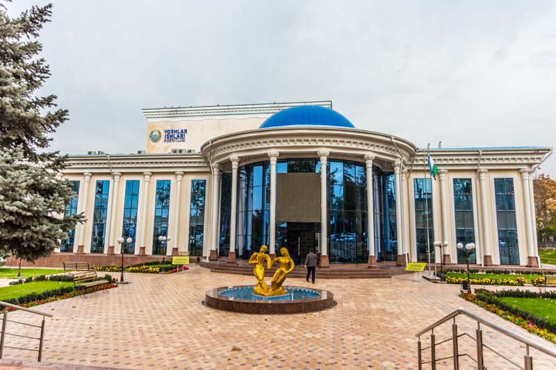 Centro juvenil (Yoshlar markazi), edificio moderno neoclásico con cúpula de cristal en la ciudad rusa de Samarcanda, Uzbekistán