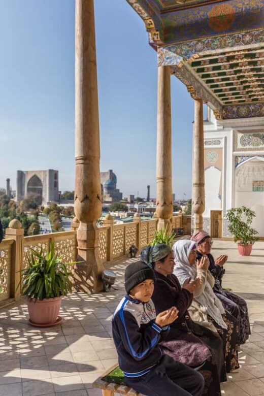 mujeres y niños musulmanes rezando en mezquita de Samarcanda, Uzbekistán