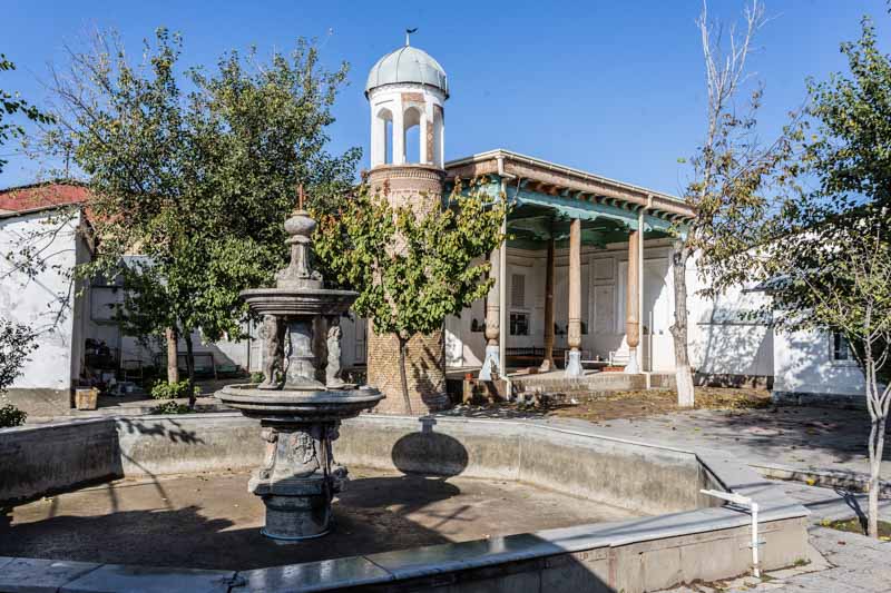 Plaza con Mezquita y fuente entre las antiguas callejuelas de Samarcanda, Uzbekistán