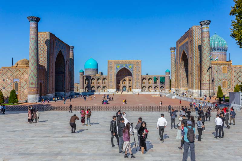 Samarcanda Registan, plaza principal monumental con madrasas antiguas decoradas con azulejos