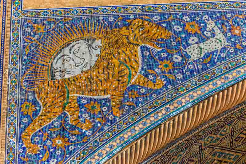Impresionante mosaico del s. XV de la ruta de la seda con tigre y dios mongol Tängri, Samarcanda, Uzbekistán