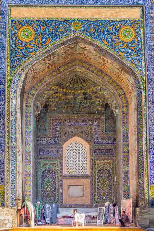 Madrasa de Ulug Beg, la más antigua del Registan de Samarcanda. Detalle del interior de la madrasa, con arco decorado con azulejos y muqamas.