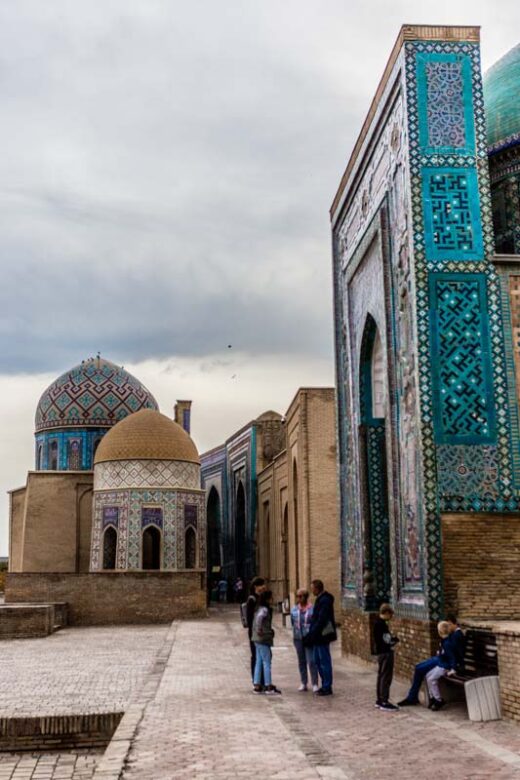 Shah-i-Zinda, mausoleo de la dinastía timúrida en Samarcanda, Uzbekistán. Grandes tumbas decoradas con azulejos de colores y motivos intrincados
