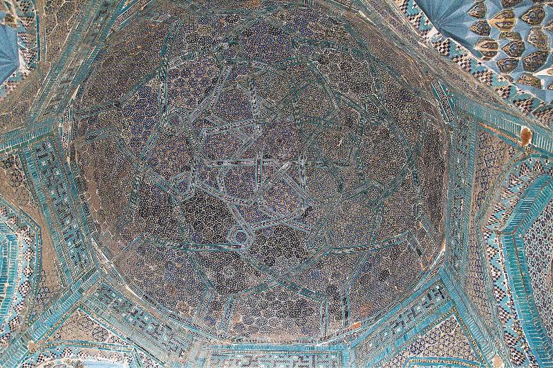 Interior de la cúpula de la tumba de Ali Nasafi, uno de los primeros mausoleos timúridas del Shah-i-Zinda, Samarcanda, Uzbekistán. Cúpula decorada con mosaico de pequeñas teselas de azulejos turquesas y azules con motivos geométricos.