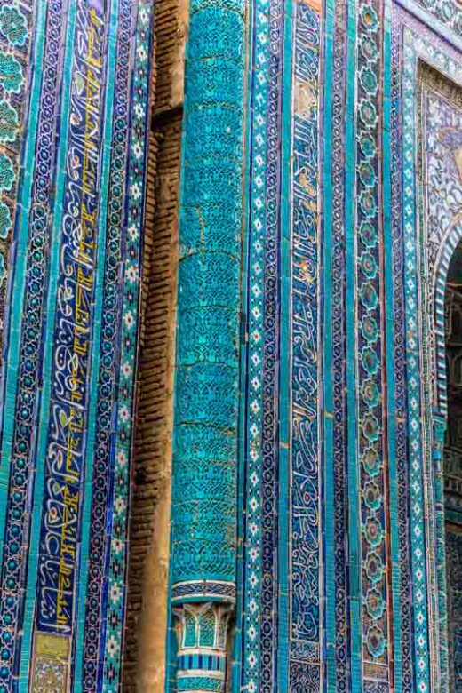 azulejos de color azul y turquesa con intrincados motivos, fayenza, en Shah-i-Zinda, mausoleo de la dinastía timúrida en Samarcanda, Uzbekistán.