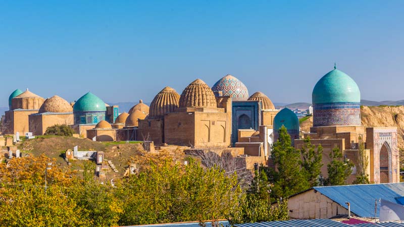 Vista panorámica del Shah-i-Zinda, necrópolis de los reyes y notables en Samarcanda, Uzbekistán. Conjunto de mausoleos de ladrillo con cúpulas de colores vivos