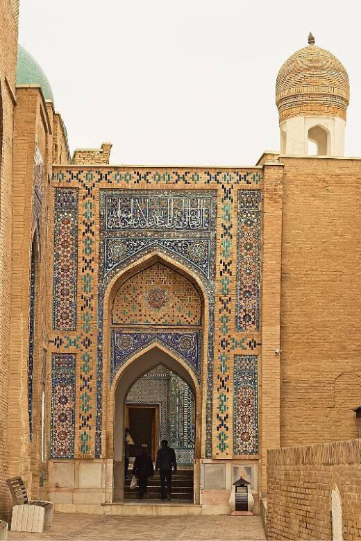 Puerta monumental al patio norte, la zona más importante del Shah-i-Zinda de Samarcanda, Uzbekistán. Cúpula con decoración de azulejos con motivos geométricos