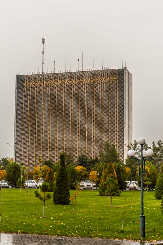 Edificio de la zona administrativa de Samarcanda, Uzbekistán, arquitectura brutalista de la época soviética