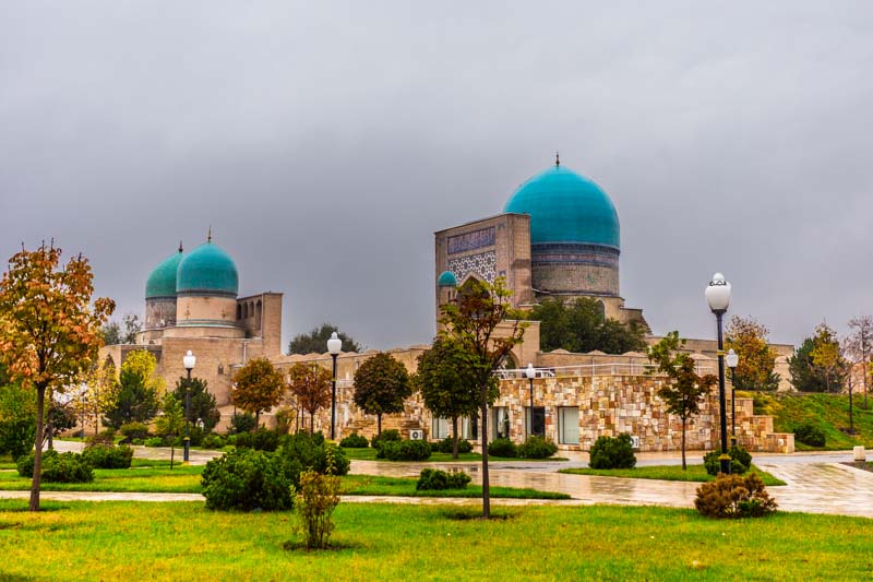 Centro histórico de Shahrisabz, Uzbekistán. Patrimonio Mundial UNESCO 885. Complejo Dor at-Tilyavat, que incluye dos mausoleos bajo cúpulas gemelas y la Mezquita Ko'k Gumbaz