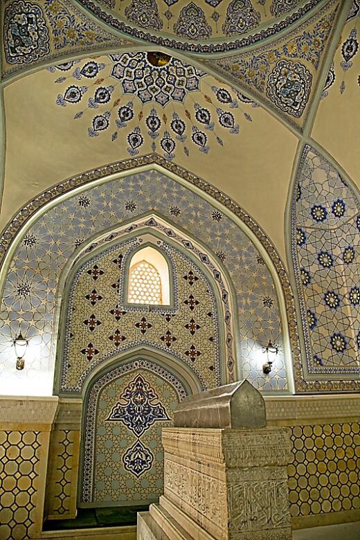 Centro histórico de Shahrisabz, Uzbekistán. Patrimonio Mundial UNESCO 885. Complejo Dor at-Tilyavat: interior del mausoleo con tumba de época timúrida.
