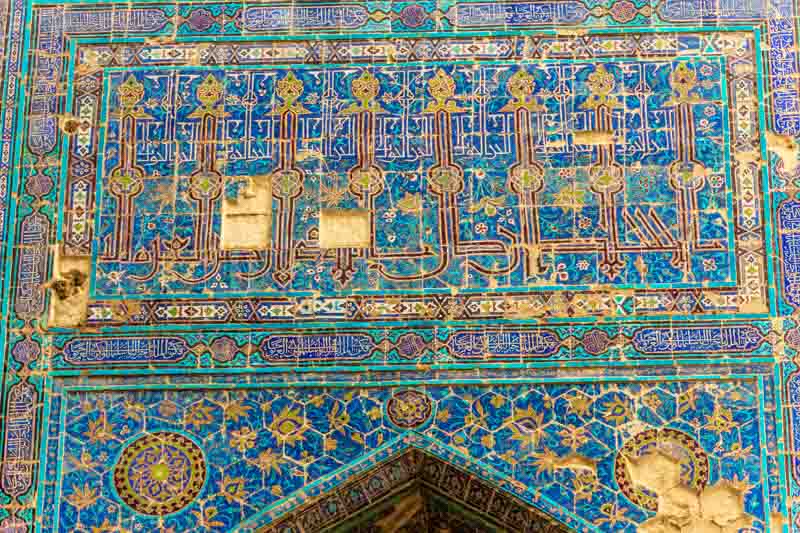 Shahrisabz, Uzbekistán. Detalle de los azulejos de la puerta monumental de entrada al palacio Ok Saroy. Patrimonio Mundial UNESCO 885.