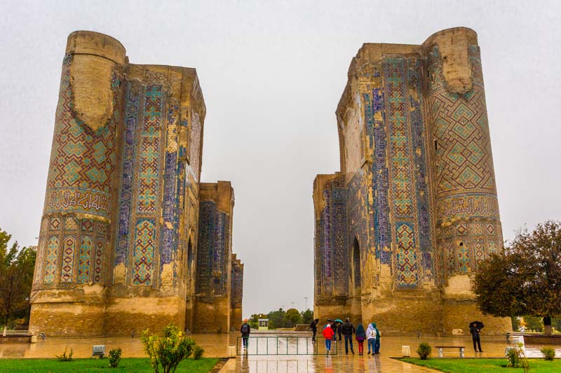 Entrada monumental al Ok Saroy, Palacio real de Amir Timur en Shahrisabz, Uzbekistán. Ruinas monumentales con decoración de azulejos de colores y motivos intrincados.