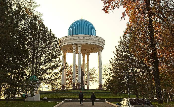 Tashkent, Uzbekistán: Monumento a Alisher Navoi, poeta nacional de Uzbekistán. Estatua y cúpula con columnas en estilo neo-timúrida
