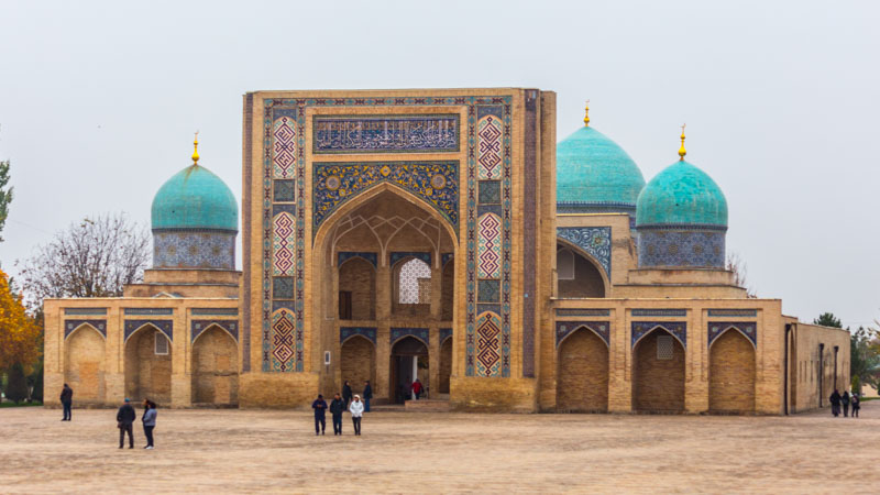 Ciudad Vieja de Tashkent, Uzbekistán: Madrasa Baroqxon en el Complejo Hazrati Imam (Khast-Imam). Madrasa del s. XVI con cúpulas y decoración de azulejos geométricos y con caligrafía árabe